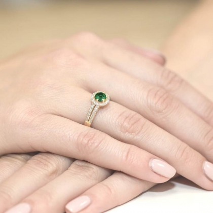 Zaręczynowy piersionek ze Szmaragdem 0,50ct i Brylantami próby 585. W-0087SZM